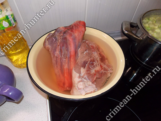 Вымачивание мяса дикого кабана в соленой воде