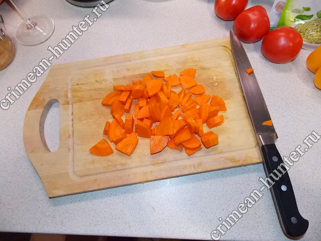 Нарезка моркови для шурпы из кабана