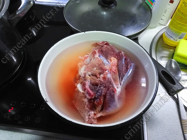 Вымачивание мяса кабана в соленной воде
